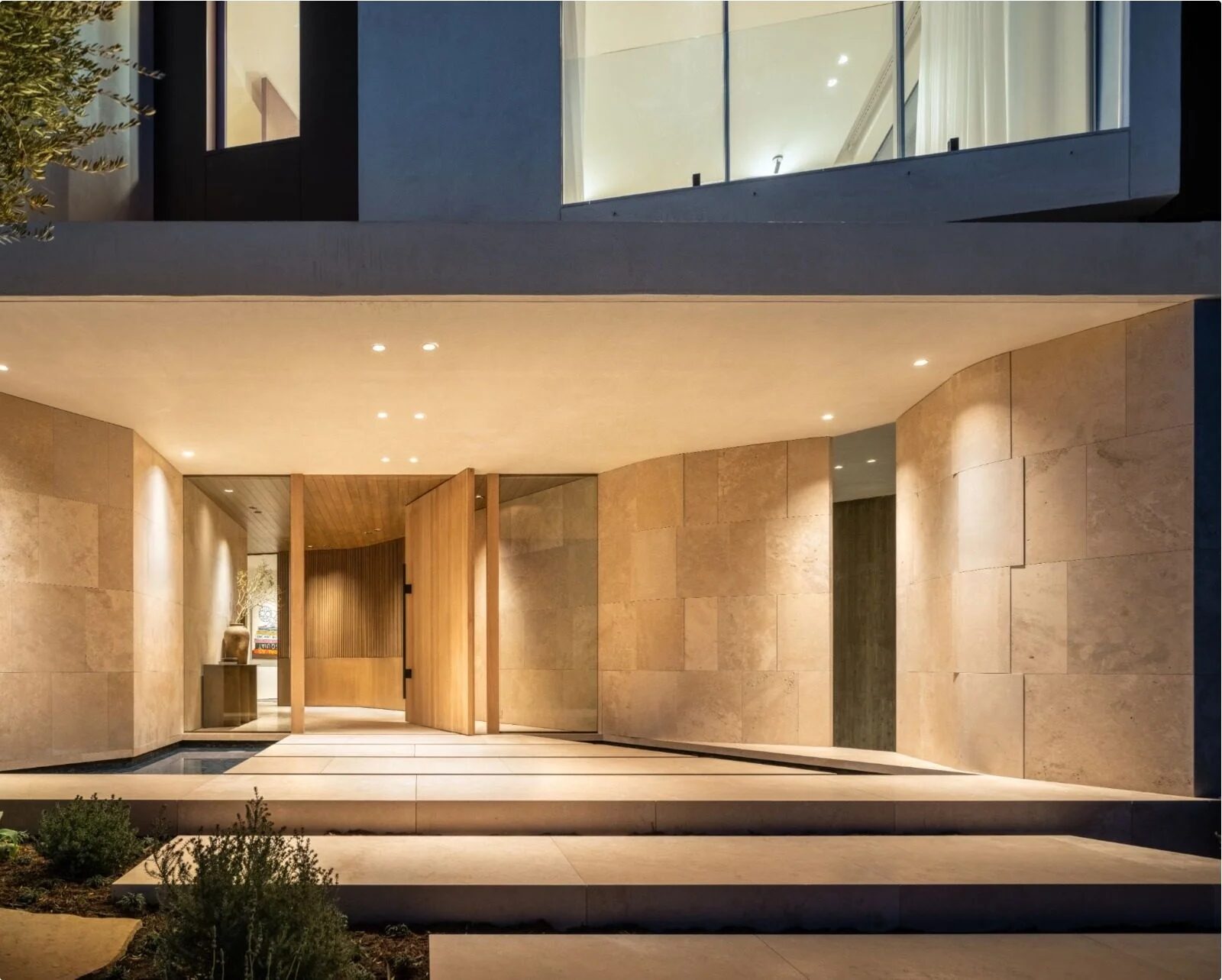 Travertino italiano une interior y fachada en Casa Bel Air de…